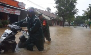 Babinsa Koramil 10/Batang Membantu  Dorong Montor Warga Yang Mogok Akibat Banjir