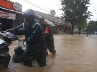 Babinsa Koramil 10/Batang Membantu  Dorong Montor Warga Yang Mogok Akibat Banjir