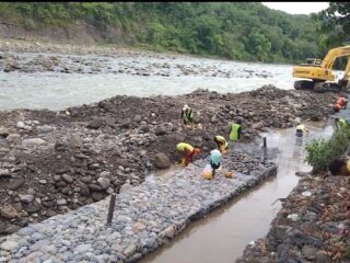 Warga Lubuk Sepang Pertanyakan Pembangunan Bronjong Bantaran Sungai Tanpa Nama Papan Proyek