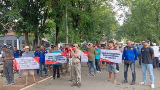 Puluhan Warga Desa Wuled Bersama LSM Robin Hood Gelar Orasi Di Kantor Inspektorat Kab Pekalongan