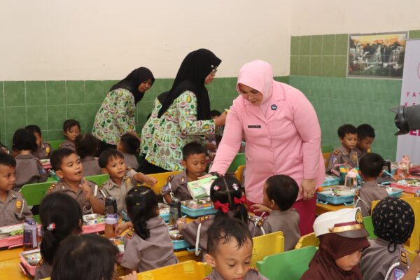 Ibu Kapolda Jatim Berbagi Makan Gratis Bergizi di TK Kemala Bhayangkari 78 Pamekasan