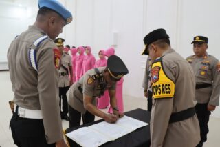 Sertijab Kabag SDM, Wakapolres Pamekasan Berikan Arahan Dan Motivasi