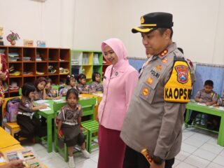 Bentuk Perhatian, Kapolres Pamekasan dan Ibu Ketua Bhayangkari Kunjungi TK Kemala Bhayangkari 78