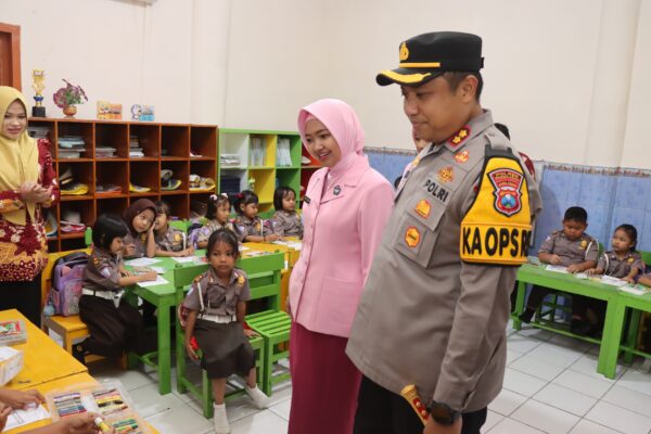 Bentuk Perhatian, Kapolres Pamekasan dan Ibu Ketua Bhayangkari Kunjungi TK Kemala Bhayangkari 78