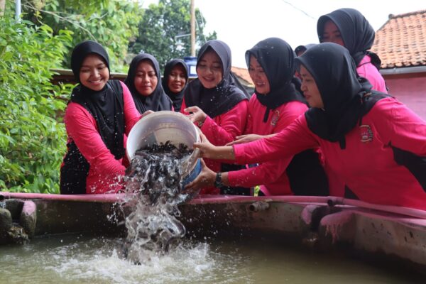 Dukung Asta Cita Presiden, Ketua Bhayangkari Cabang Pamekasan Tanam Sayur dan Bibit Lele di (P2L)