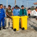 Refleksi Hari Sampah Nasional, Polisi Dan Mahasiswa UIM Bersih-Bersih Sampah di Dermaga Branta Pesisir Pamekasan