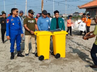 Refleksi Hari Sampah Nasional, Polisi Dan Mahasiswa UIM Bersih-Bersih Sampah di Dermaga Branta Pesisir Pamekasan