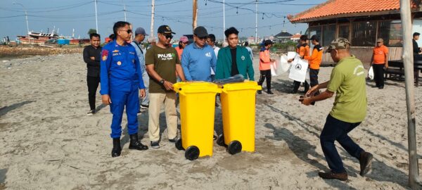Refleksi Hari Sampah Nasional, Polisi Dan Mahasiswa UIM Bersih-Bersih Sampah di Dermaga Branta Pesisir Pamekasan