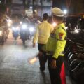 Commander Wish Kapolres Pamekasan, Polisi Turlalin Ngabuburit dan Jaga Masjid Saat Sholat Tarawih