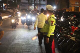 Commander Wish Kapolres Pamekasan, Polisi Turlalin Ngabuburit dan Jaga Masjid Saat Sholat Tarawih