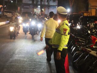 Commander Wish Kapolres Pamekasan, Polisi Turlalin Ngabuburit dan Jaga Masjid Saat Sholat Tarawih