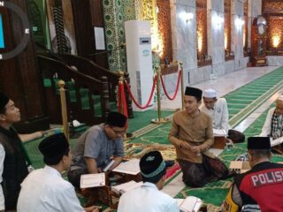 Bentuk Kedekatan Polri dengan Masyarat, Polres Pamekasan Gelar Sholat Taraweh dan tadarus Qur’an keliling