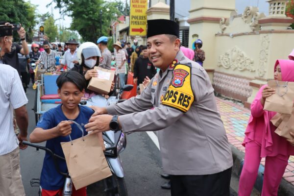 Bentuk Kepedulian, Kapolres Pamekasan Bersama Ibu Ketua Bhayangkari Bagikan Takjil Kepada Pengguna Jalan