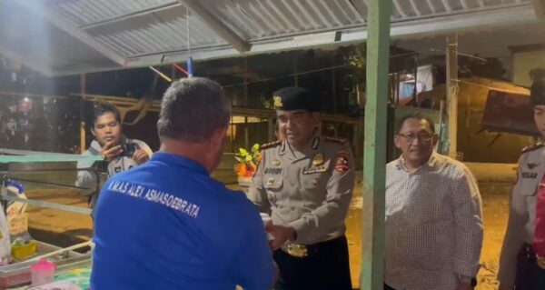 Dirikan Dapur Lapangan, Polri Bagikan 500 Porsi Makanan untuk Korban Banjir Rawajati