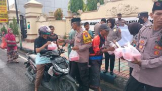 Berbagi Dibulan Suci Ramadhan, Personel Polres Pamekasan bagikan Takjil Gratis Kepada Masyarakat