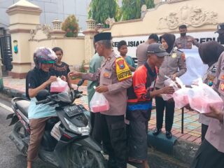 Berbagi Dibulan Suci Ramadhan, Personel Polres Pamekasan bagikan Takjil Gratis Kepada Masyarakat