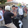 Polri Untuk Masyarakat, Polres Pamekasan Bagi-Bagi Takjil Gratis