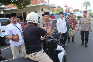Polri Untuk Masyarakat, Polres Pamekasan Bagi-Bagi Takjil Gratis