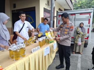 Polres Sampang Gelar Pasar Murah Dan Bagi-Bagi Takjil