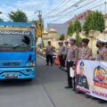 Polres Pamekasan Pasang Stiker Mudik Aman Keluarga Nyaman dan Hotline Layanan Polri Kepada Armada Bus Angkutan Mudik