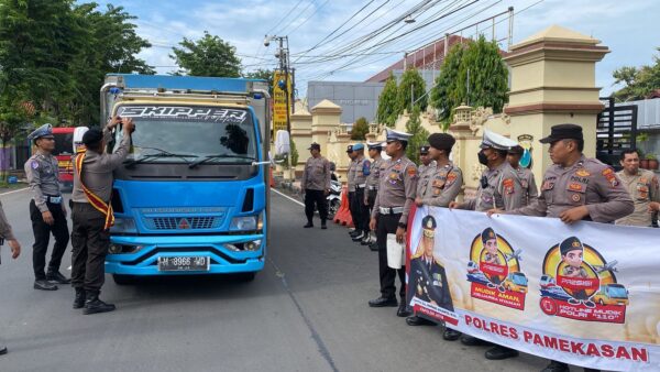 Polres Pamekasan Pasang Stiker Mudik Aman Keluarga Nyaman dan Hotline Layanan Polri Kepada Armada Bus Angkutan Mudik