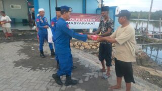 Polri Untuk Masyarakat, Satpol Airud Bagikan Takjil Di Bulan Ramadhan