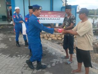 Polri Untuk Masyarakat, Satpol Airud Bagikan Takjil Di Bulan Ramadhan