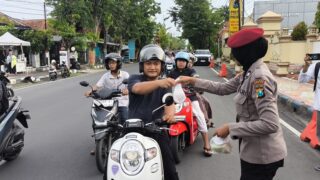 Polres Pamekasan Bagikan Takjil Gratis dan Sosialisasi Hotline Polri 110