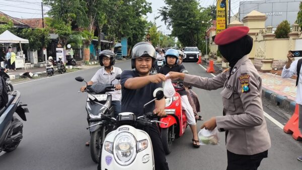 Polres Pamekasan Bagikan Takjil Gratis dan Sosialisasi Hotline Polri 110