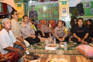 Kapolres Bersama Skuteris Pamekasan Pantau Lalulintas dan Salurkan Bansos