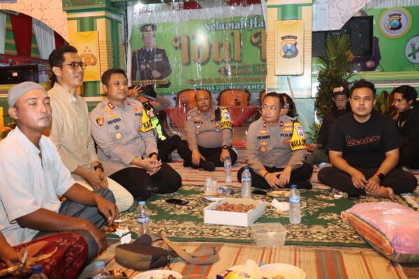 Kapolres Bersama Skuteris Pamekasan Pantau Lalulintas dan Salurkan Bansos