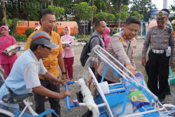 Ramadhan Penuh Berkah, Kapolres Pamekasan didampingi Ibu Ketua Bhayangkari Bagikan Bansos Kepada Tukang Becak dan Tukang Parkir
