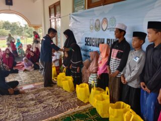 Santuni 20 Anak Yatim dan Menyerahkan Bibit Alpukat Dalam Memperingati Peringati Hari Bakti Rimbawan tahun 2025