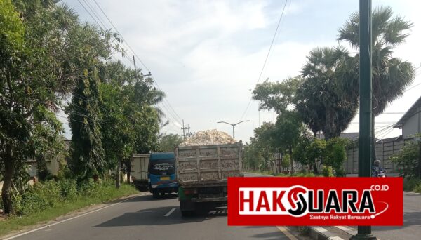 Dump Truk Kelebihan Muatan Hampir Mencelakakan, Pengendara Meminta Satlantas Polres Sumenep Segera Bertindak