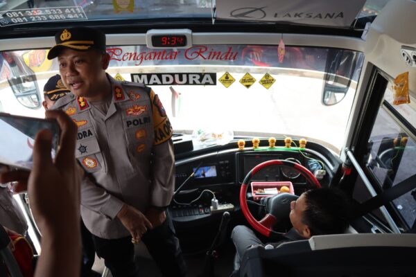 Kapolres Pamekasan Sapa Pemudik dan Sopir Bus, Mudik Aman Keluarga Nyaman