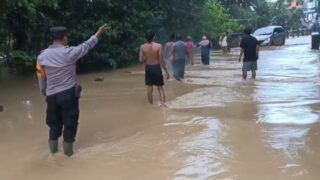 Luapan Air Sungai Penyebab Banjir Di Palengaan Daja, Kapolsek Palengaan Dan Anggota Gercep Ke Lokasi