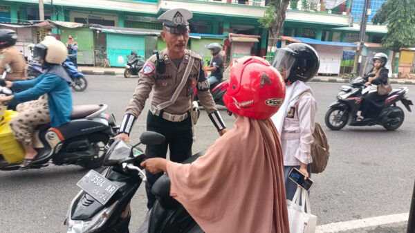 Bentuk Kepedulian, Disela-sela Kesibukan Pengaturan Anggota Satlantas Bantu Motor Warga Yang Mogok