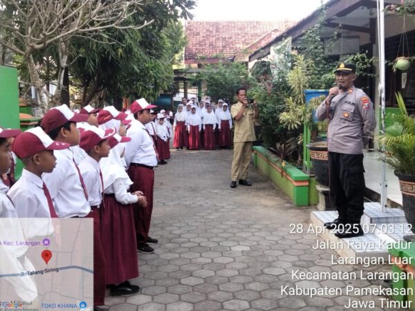 Program Kapolres Pamekasan, Polisi Jadi Irup Setiap Senin Di Sekolah-Sekolah Untuk Berikan Himbauan Kamtibmas