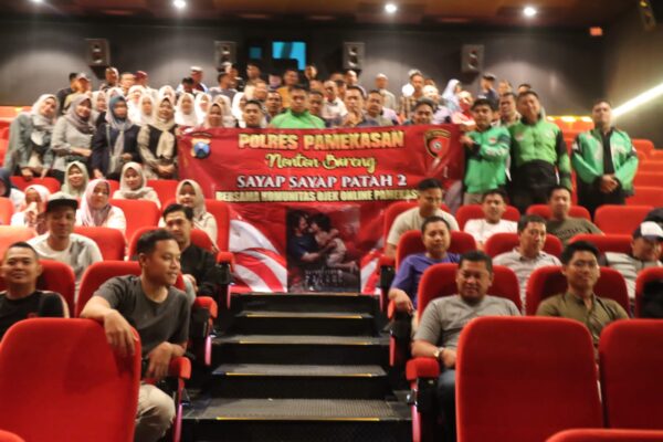 Keluarga Besar Polres Pamekasan Bersama Ojol dan Saka Bhayangkara, Nobar Sayap-Sayap Patah 2 di KCM