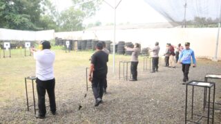 Latihan Menembak, Kapolres Pamekasan Tekankan Pentingnya Kesiapan Anggota Dilapangan