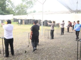 Latihan Menembak, Kapolres Pamekasan Tekankan Pentingnya Kesiapan Anggota Dilapangan