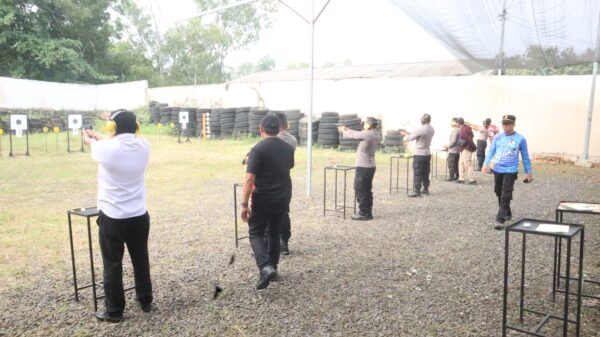 Latihan Menembak, Kapolres Pamekasan Tekankan Pentingnya Kesiapan Anggota Dilapangan