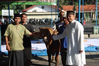 Bentuk Kepedulian, Polres Pamekasan Salurkan Daging Kurban di Hari Raya Idul Adha 1446 H/2025