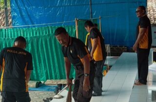 Bhakti Religi Jelang Hari Bhayangkara ke-79, Kapolsek Pagantenan Turun Langsung Bersih-bersih Masjid