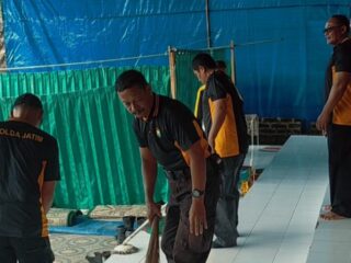Bhakti Religi Jelang Hari Bhayangkara ke-79, Kapolsek Pagantenan Turun Langsung Bersih-bersih Masjid