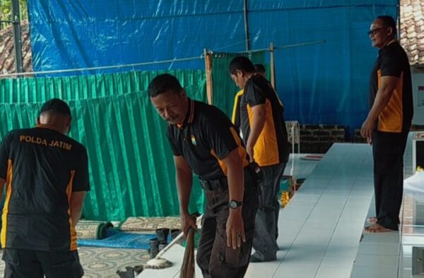 Bhakti Religi Jelang Hari Bhayangkara ke-79, Kapolsek Pagantenan Turun Langsung Bersih-bersih Masjid