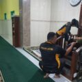 Disela Kesibukan, Kapolsek Pakong Bersama Anggota Bersih-Bersih Masjid Menyambut Hari Bhayangkara Ke-79