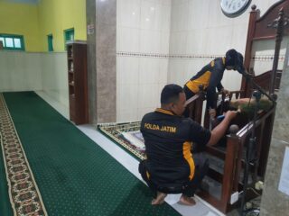 Disela Kesibukan, Kapolsek Pakong Bersama Anggota Bersih-Bersih Masjid Menyambut Hari Bhayangkara Ke-79