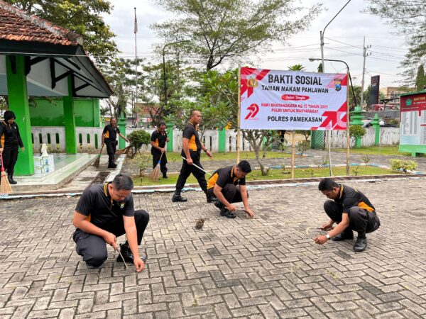 Menyambut Hari Bhayangkara Ke-79, Polri Gelar Bersih-Bersih di TMP Pamekasan