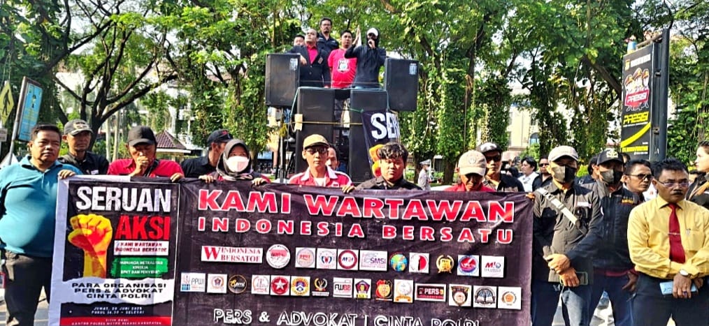 Perwakilan organisasi pers dan advokat melakukan aksi damai di depan Polres Metro Bekasi dalam aksi Kriminalisasi Karya Jurnalistik